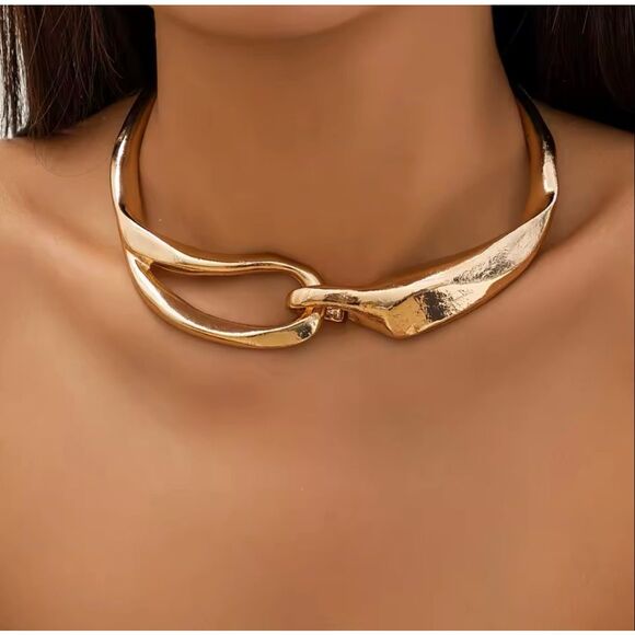 unbranded Jewelry - Chunky Metal Buckle Gold Choker Necklace